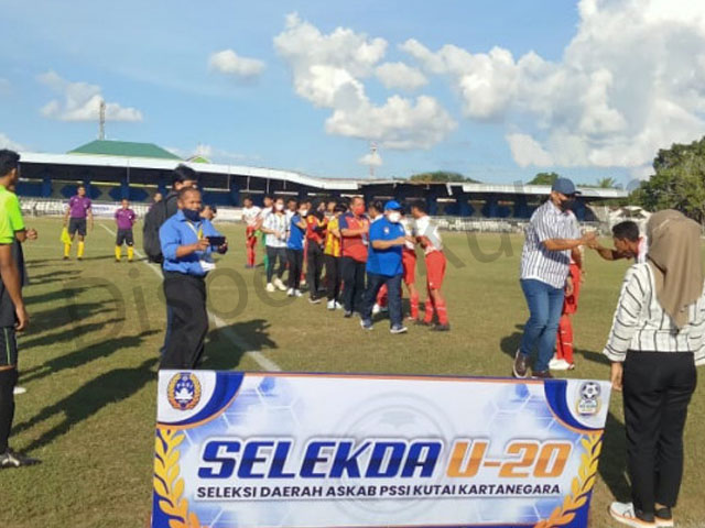 Kick Off Selekda di Stadion Rondong Demang yang Mempertemukan Kecamatan Loa Kulu VS Tenggarong (Foto: heri/korankaltim.com)
