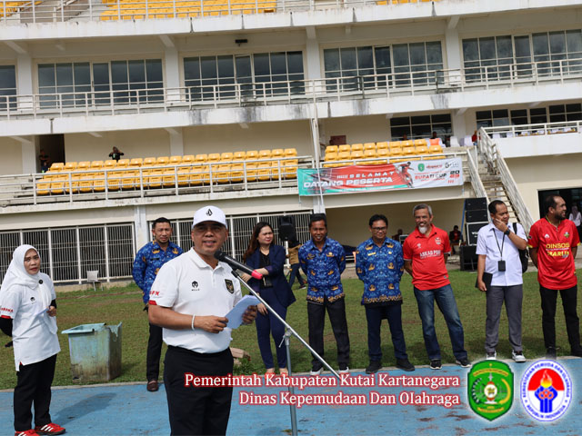 Assisten I Akhmad Taufik Hidayat yang mewakili Bupati Kukar membuka secara resmi Turnemen Sepak Bola Wanita, Bupati Cup 2023