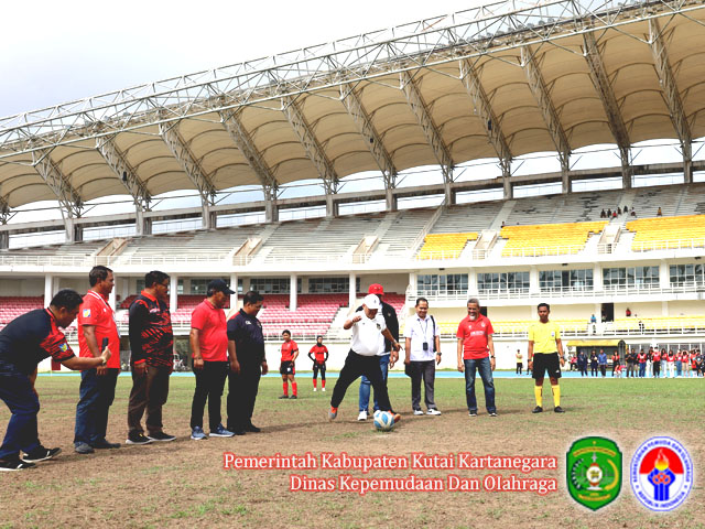 Assisten I Akhmad Taufik Hidayat yang mewakili Bupati Kukar membuka secara resmi Turnemen Sepak Bola Wanita, Bupati Cup 2023