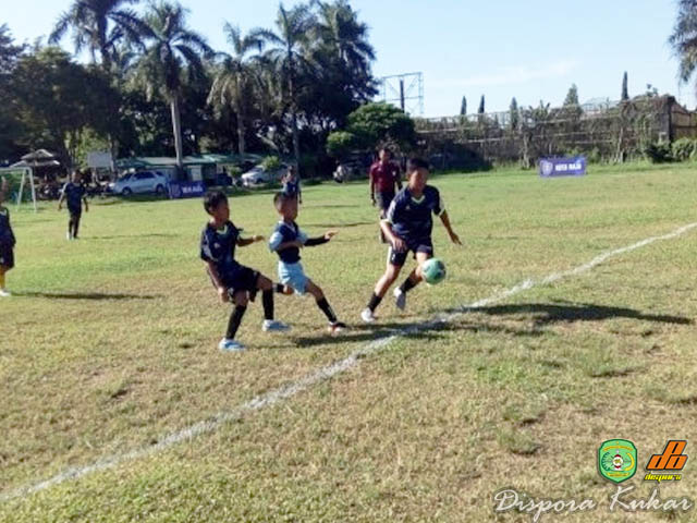 Lapangan pemuda saat digunakan oleh SSB (heri/korankaltim.com).
