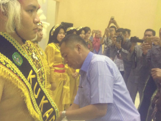 Assisten III Setkab Kukar, Heldiansyah menyematkan selendang tanda dilepasnya enam pemuda Kukar menuju JPD di Kota Bontang pada Kamis (28/2/2019)